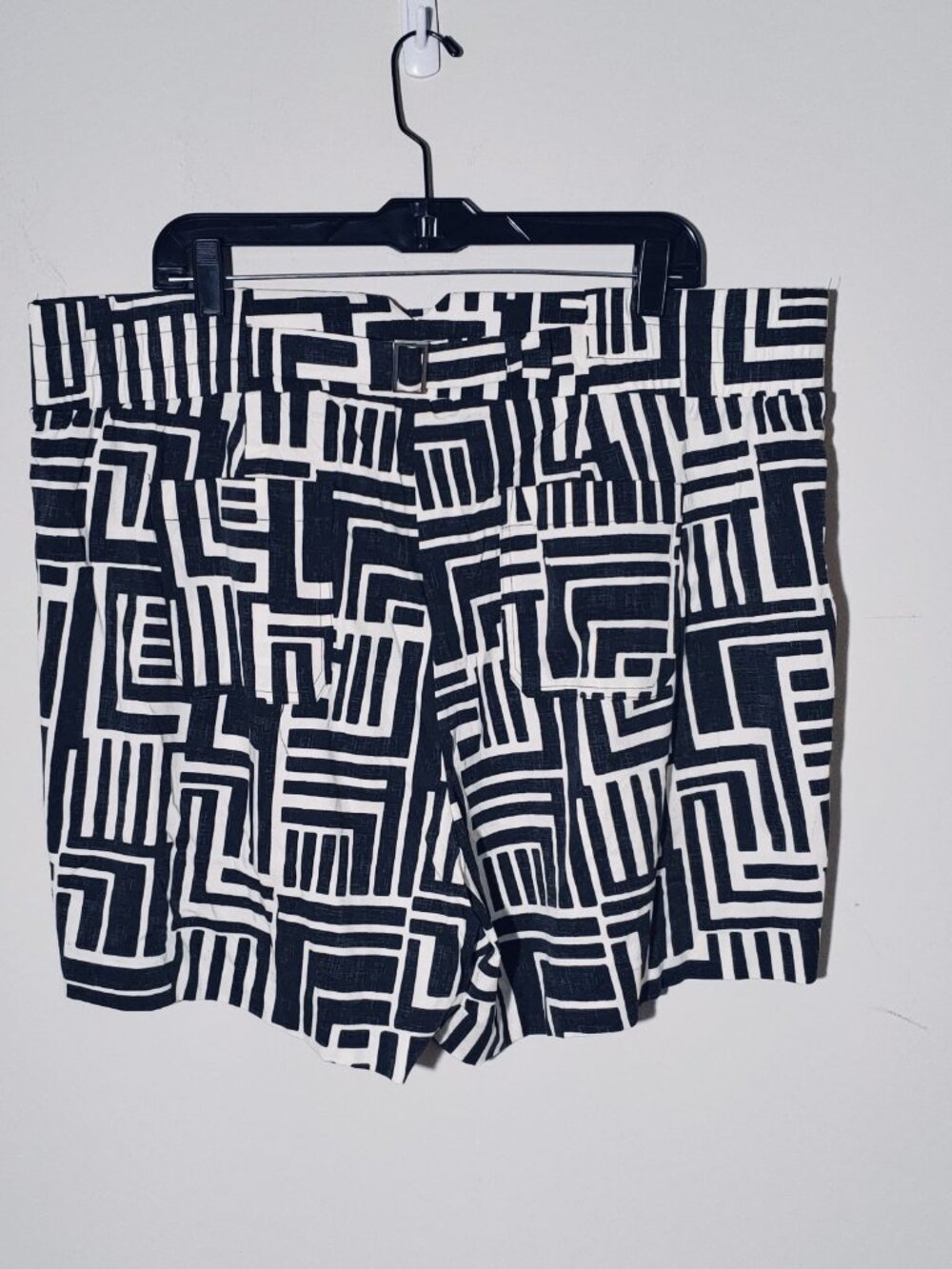 Torrid Black White Geometric Print Pleated High Rise Shorts Size 20